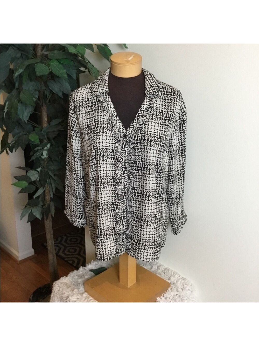 Covington button down black &white patterned blouse Womans size XL
